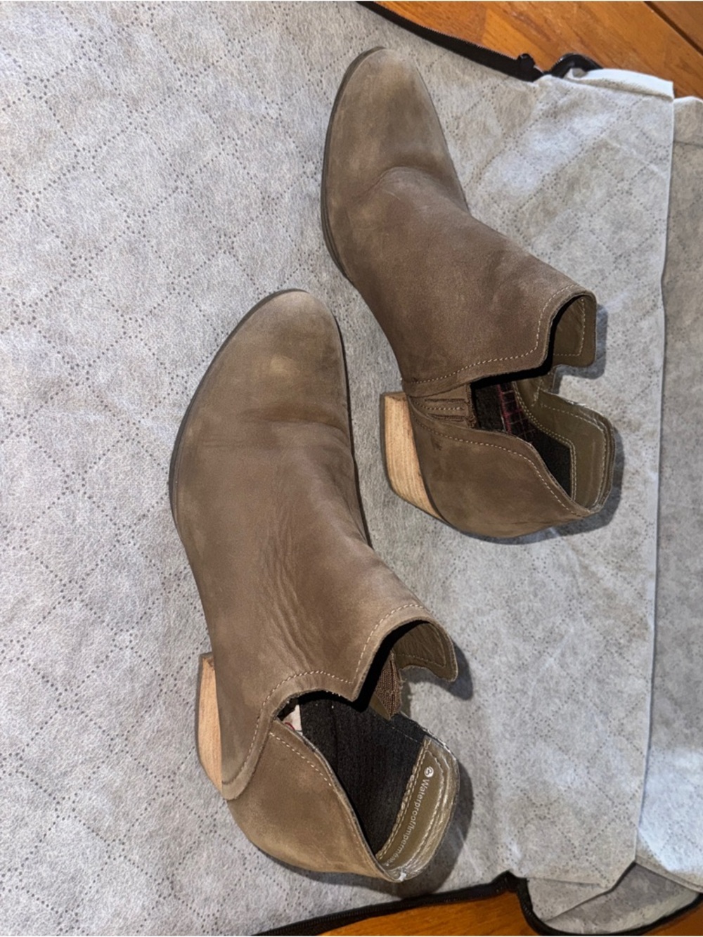 Blondo Waterproof Taupe Suede Ankle Bootie Stacked Heel Vβ Cut Size 7